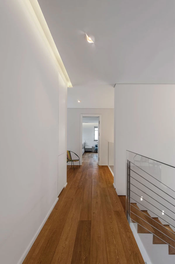 הגשר שבקומה העליונה:  מרוצף פרקט, תחום במעקות שקופים המאפשרים יצירת קשרי עין ישירים בין הקומות ועם הגינה.