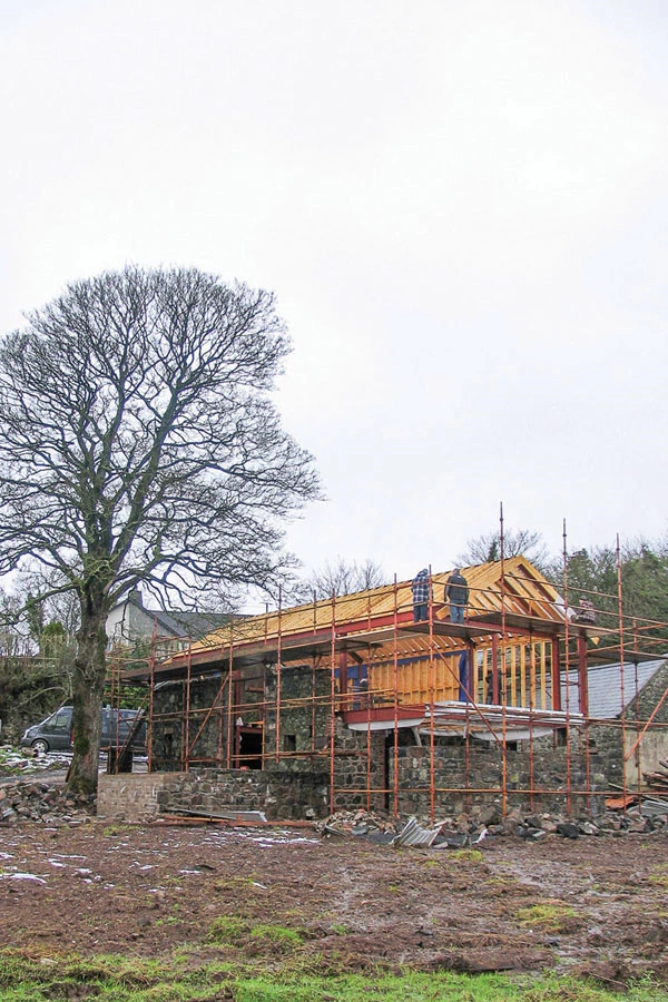 קונסטרוקציה של עץ מוכנסת לתוך השלד המתכתי