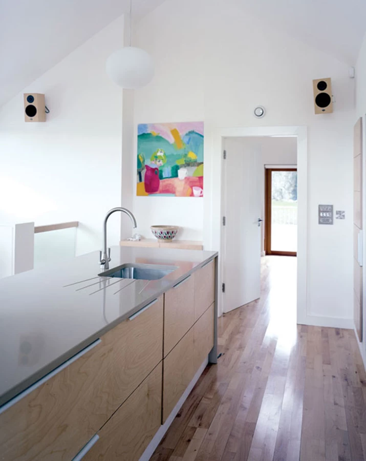 פלטת הצבעים שנבחרה לפנים הבית היא מאופקת ושקטה במטרה להעניק אוירה חמימה וביתית.