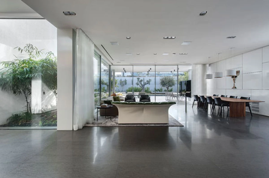 המרחב הציבורי כחלל פתוח המרכז בשטחו את הפונקציות המשותפות ומקושר אל הגינה ואל הפטיו באמצעות ויטרינות מרצפה לתקרה.  ריצוף באבן בזלטינה המשמשת בכל אזורי הפנים והחוץ, ותאורה מינימליסטית-מעודנת של גופים שקועים משמרת תחושת אווריריות ומרחב. קיר ברזל בעבודת מסגרות: טארק עראבי, מסגריית טארק.