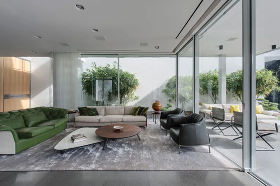 אזור הסלון: שקיפות עוטפת ופריטי ריהוט בשפה אקלקטית-עכשווית. ריצוף: רצף בע