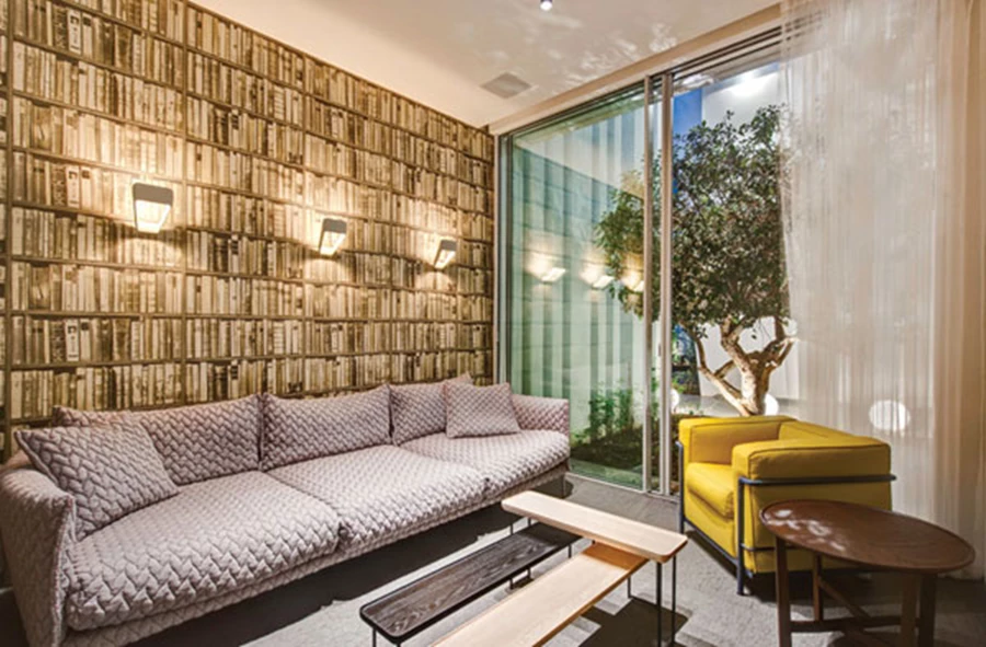 חדר המשפחה הממוקם כמו מאחורי הסלון  עם פתח יציאה לחצר פרטית משלו. עיצוב עשיר וחמים לשעות של