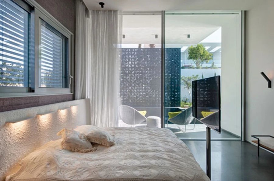 יחידת ההורים: יציאה ישירה לחצר פרטית הכוללת ג