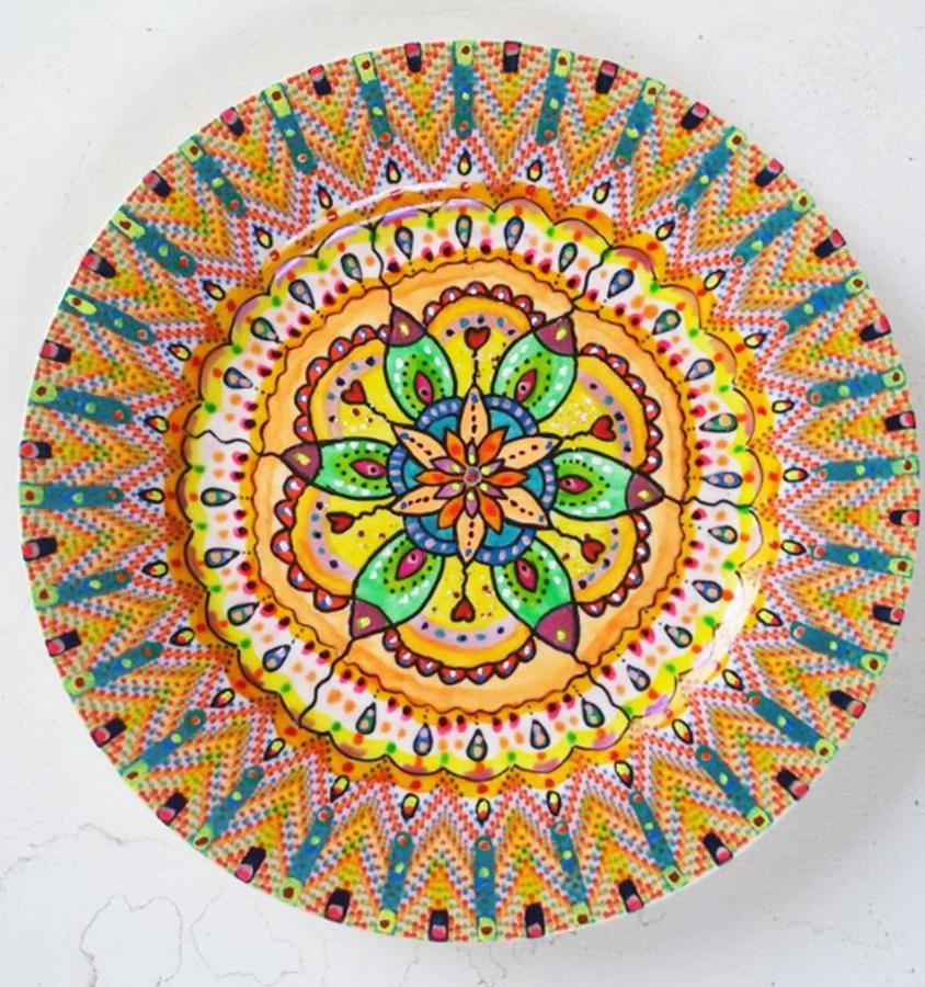 צלחת מעוטרת בצבעי לק ציפורניים בצבעוניות קייצית מצופה בלכה וניתנת לשימוש יומיומי - טלי פלג