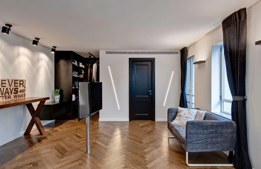 חדרו של הילד: ריצוף פרקט בדיגום אדרת דג, עיצוב בגווני שחור, וטלוויזיה