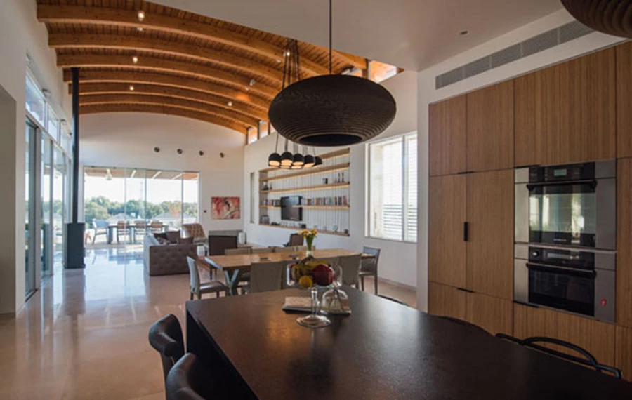 האגף הציבורי: ריצוף באריחי שיש הרסין גדולים בגון בז