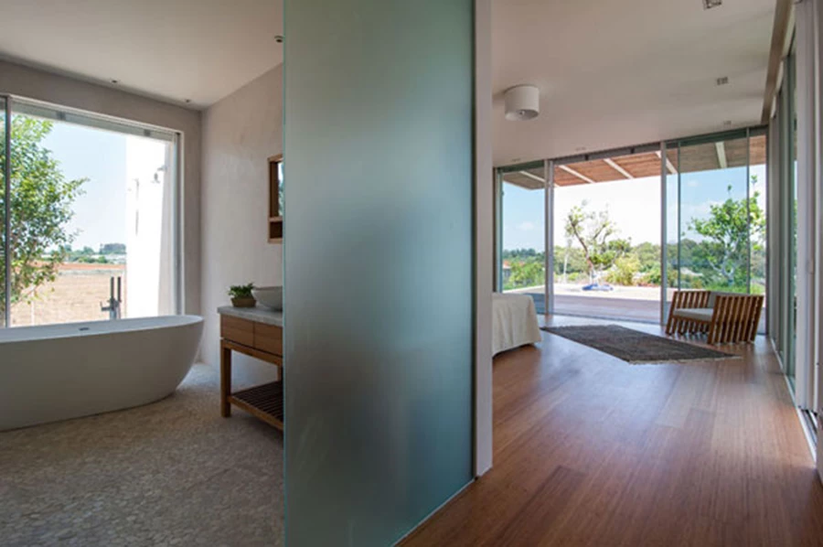 יחידת ההורים וחדר הרחצה המשתלב בקדמתה:  ריצוף פרקט ופתחים גדולים התוחמים את חללה בשקיפות ומעניקים גישה ישירה אל רחבת דק ביציאה ממנה. פרקט: