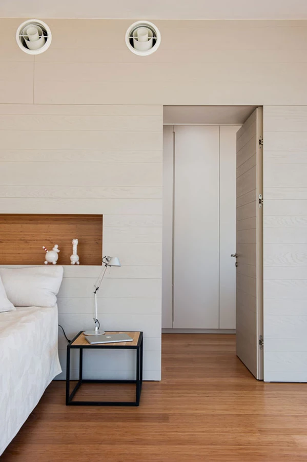 מארג החלל: פתיחות, שקיפות ומבטים ארוכים בין פנים לחוץ, כמו גם בין אזורי הבית השונים