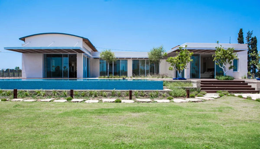 חזיתו האחורית של הבית: תצורת ח