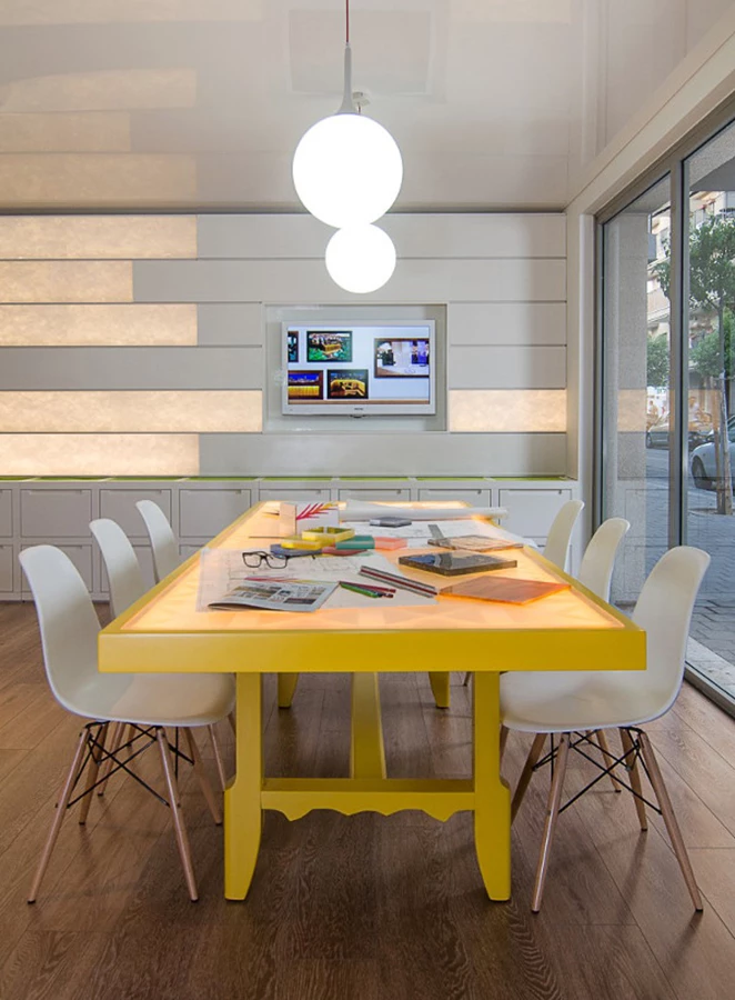 שולחן ישיבות מואר בחלל תצוגה