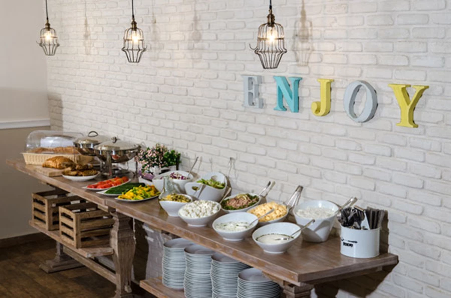 מטיילים על קירות