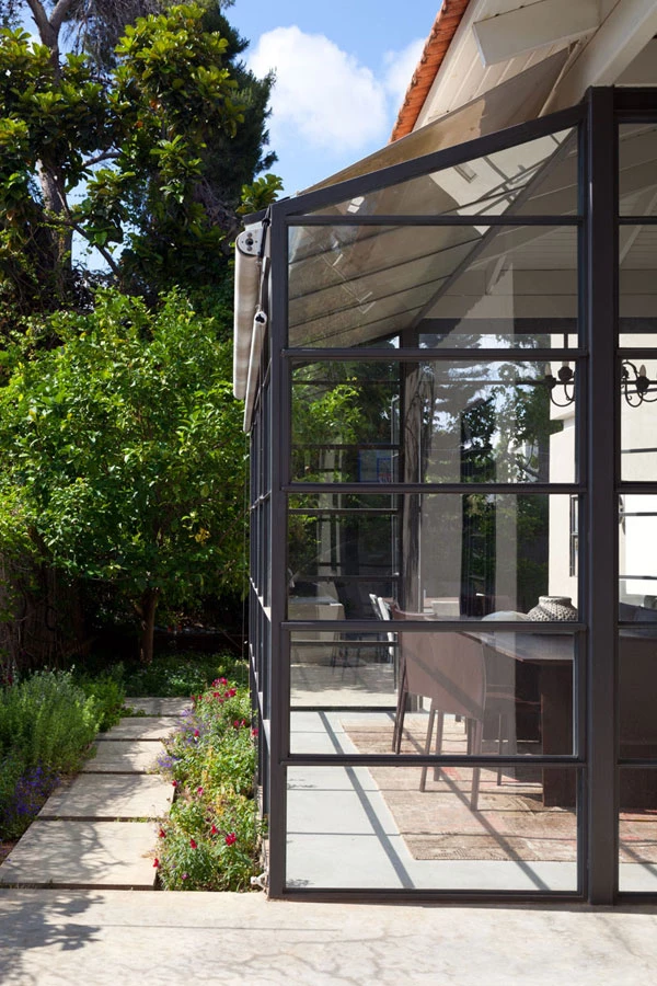 פינת האוכל החדשה שנוספה לבית נגלית כבר כשמתקרבים אל אזור הכניסה.