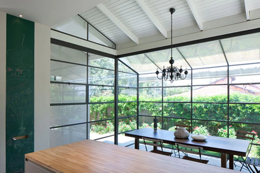 חיפוי התקרה בקורות עץ שנצבעו בציפעץ שמנת משווה לפינת האוכל ארומה 