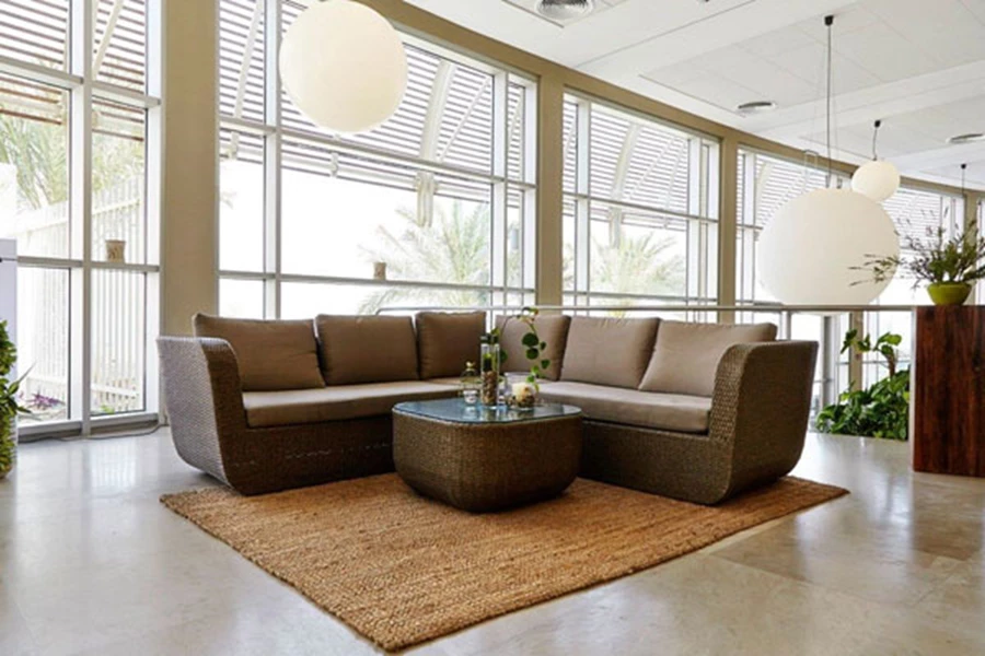 ספא סינרגיה עין גדי- פינת ישיבה בגוון מדברי. גופי התאורה בעלי נוכחות אך אינם משתלטים ומעניקים נימה מאווררת