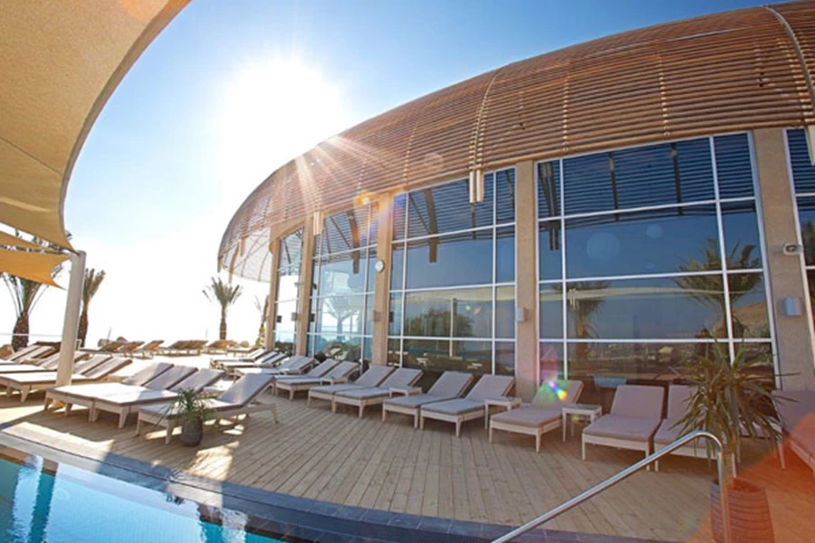 ספא סינרגיה עין גדי- חוסמים את המגע הישיר עם השמש, אך לא את האור- חלק ממסנני האור במקום