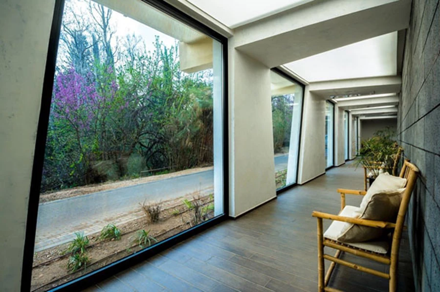 הגושרים- פינת ישיבה עשויה במבוק ממוקמת מול מפתחי ענק הפונים לטבע | צלם: איתי אבירם