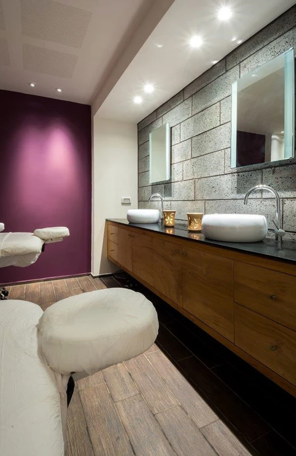 הגושרים- בחדרי הטיפולים ניכר השילוב בין עדינות אסתטית ללבנים במראה המתועש | צלם: איתי אבירם