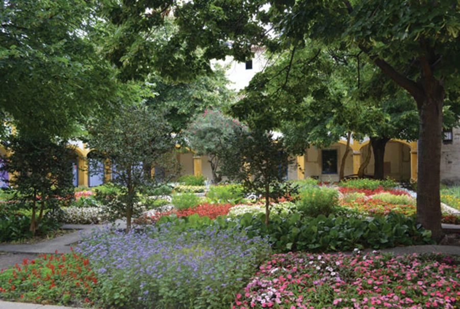 המקור גן בבית חולים בעיר ארל.