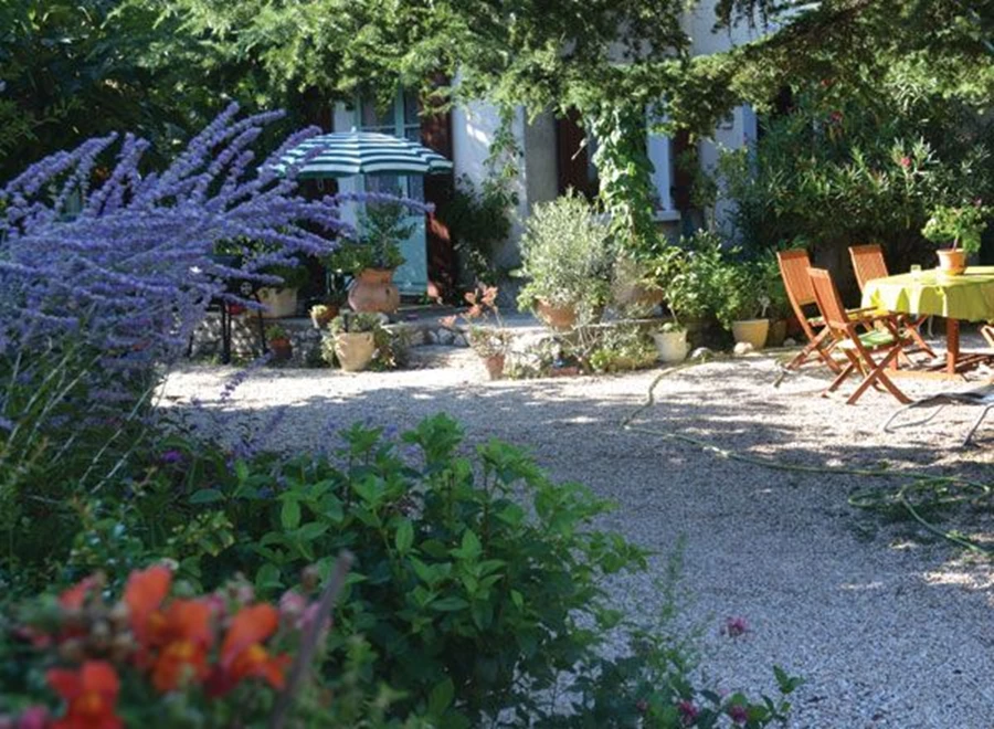 בתים טובלים בירוק.