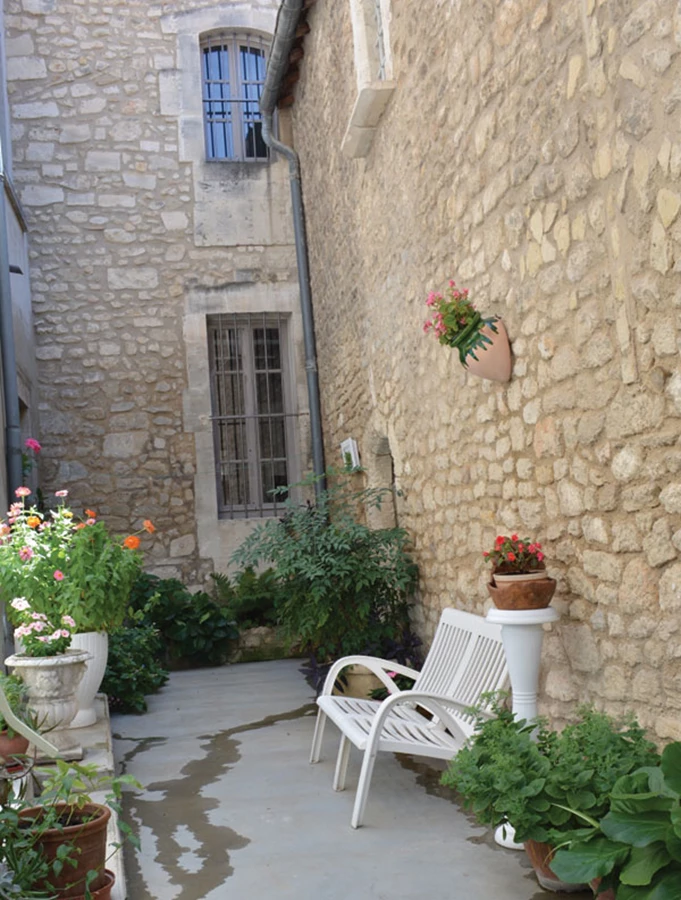 גם חצרות קטנות עטופות בצמחייה ומנוצלות לפינות ישיבה.