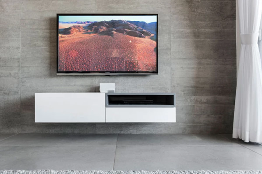 האלמנט הדומיננטי במרחב הציבורי הוא קיר מחופה באריחי גרניט דמויי בטון- ויה ארקדיה