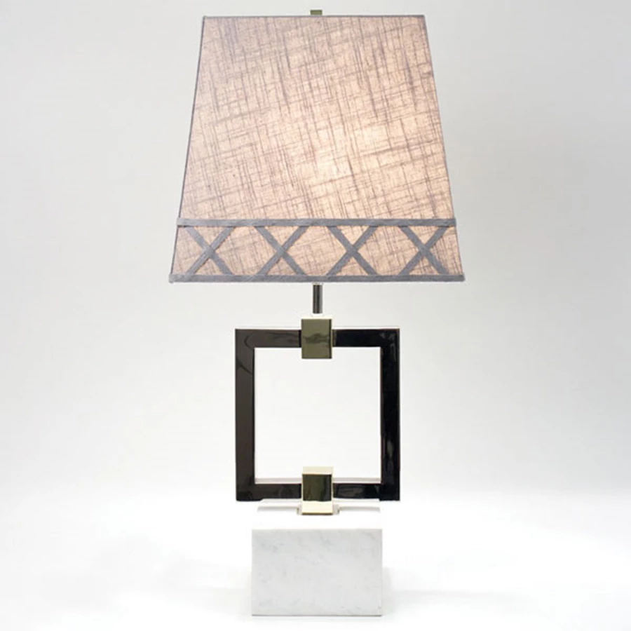 עיצוב מהוקצע וחדשני למנורת שולחן ניקסון: בסיס שיש, מסגרת ניקל ונחושת, אהיל פשתן אפור. מסגרת הנורה מעוצבת בהשראת התקופה הניאו קלאסית של שנות ה-60.