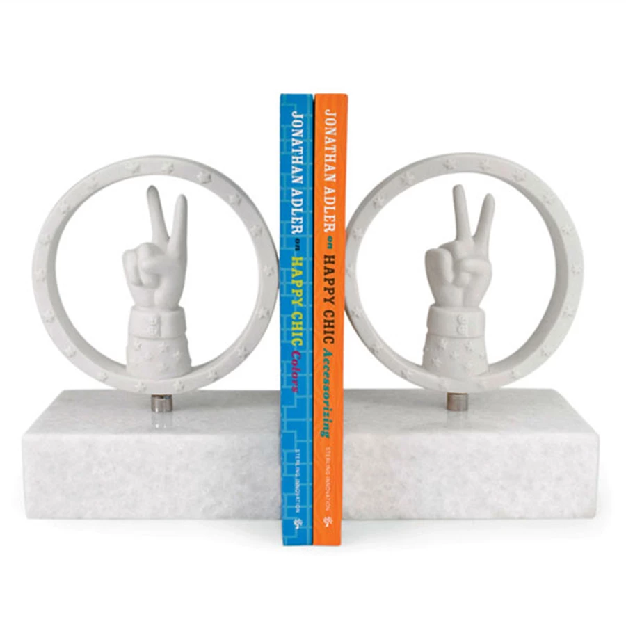 לשימוש פרקטי עם טוויסט יצירתי: זוויתן לספרים בסימן שלום, עשוי פורצלן בוהק עם בסיס שיש.