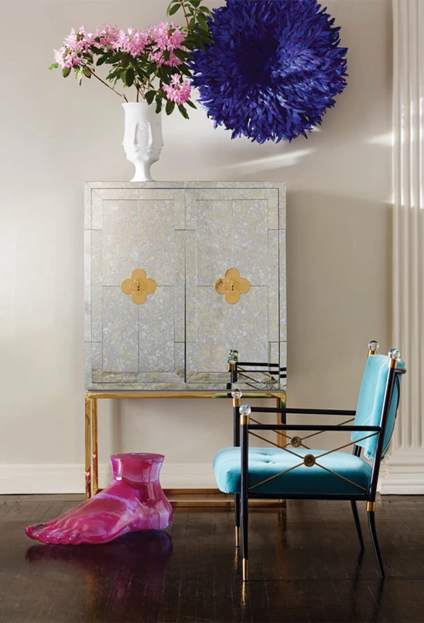 צבעוניות עליזה וסגנון מהוקצע כאחד.