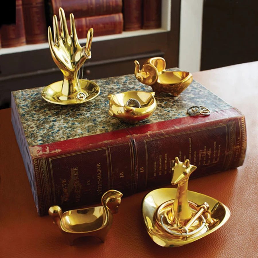 פריטי נוי מוזהבים וחיות כמקור השראה: סטייל יוקרתי ומשועשע כאחד.