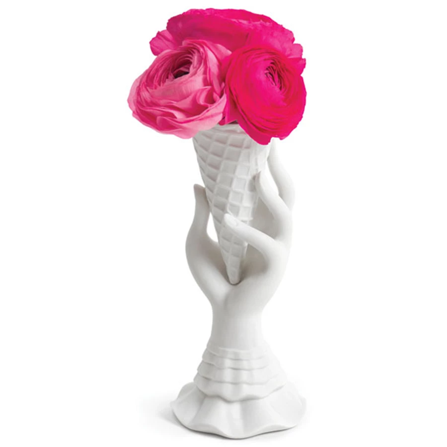 אגרטל מעוצב כיד שאוחזת גביע גלידה.