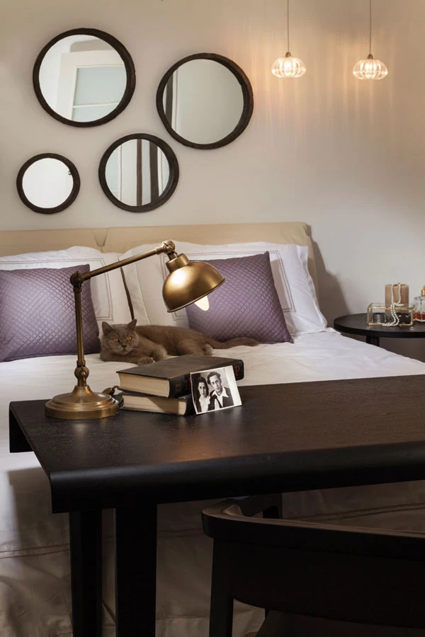 יחידת השינה: עיצוב מסוגנן עם פתרון פונקציונאלי- שולחן כתיבה מעודן משתלב ב