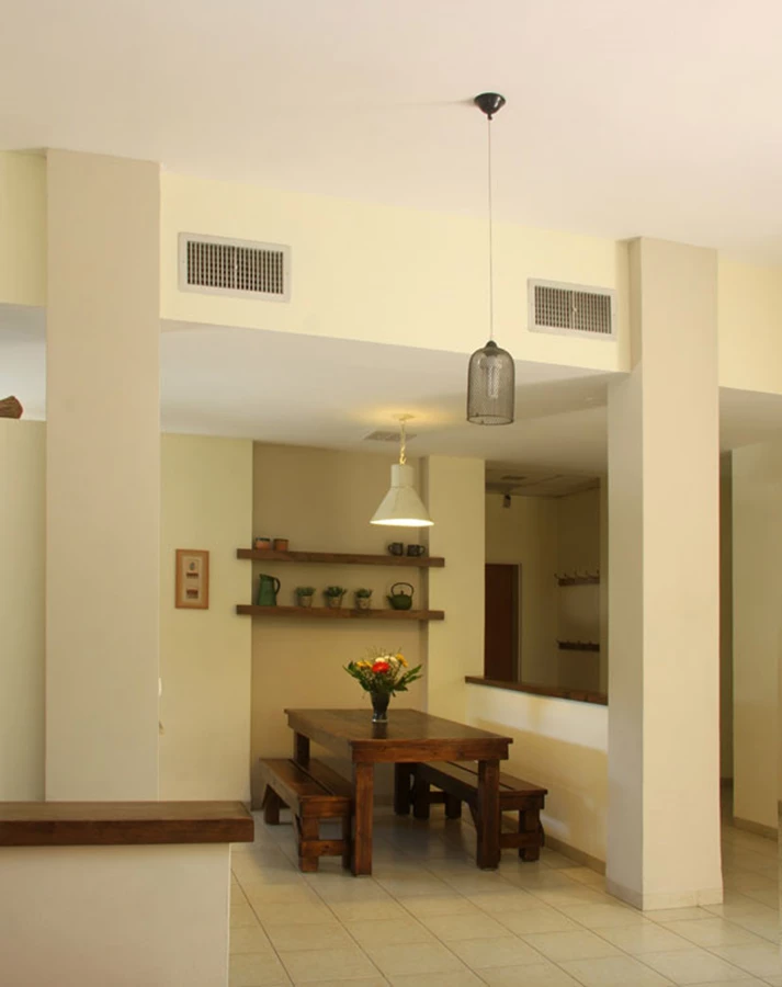 בית בשדה יעקב. תקרה וקירות בגבהים משתנים, עמודים  ושימוש בחומרים – יוצרים