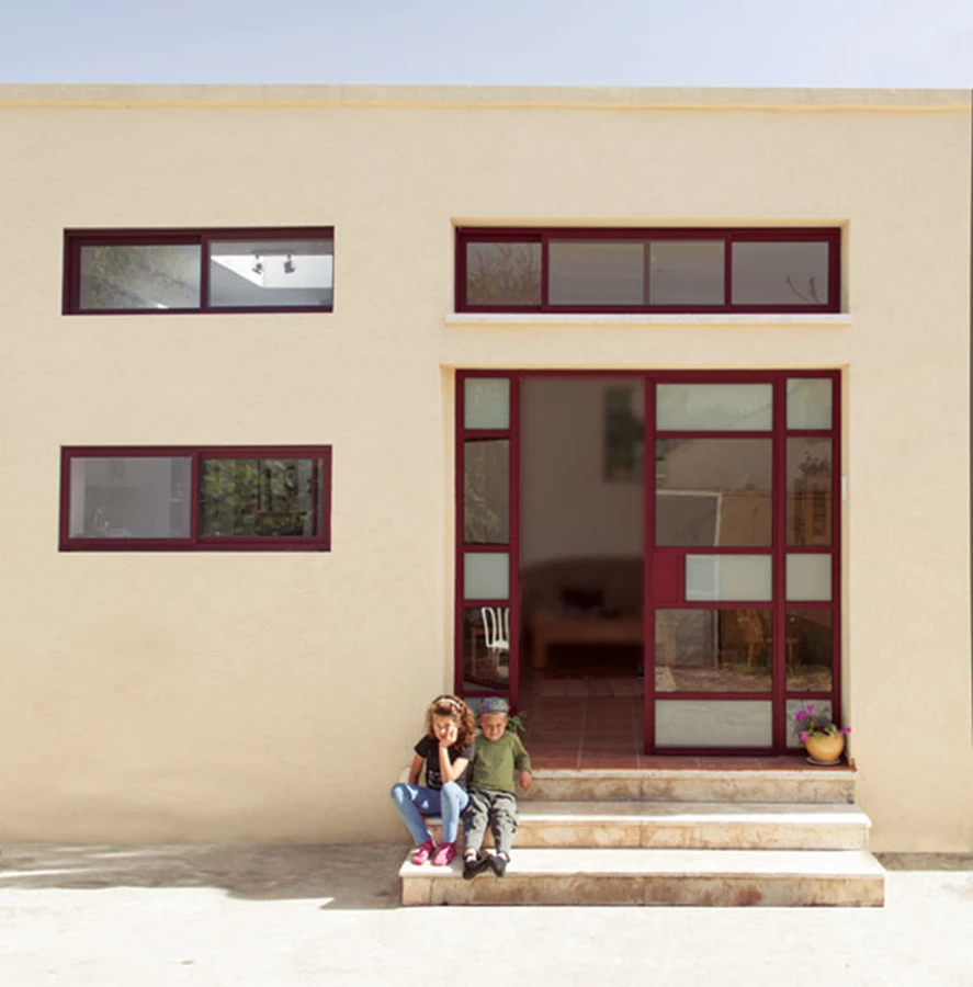 בית בגבעת עדה. כניסה רחבה ודומננטית וכמו המשפחה - משדרת משפחתיות והכנסת אורחים. | צלם: אורי מרשנסקי | בוצין-דולב השמשוני אדריכלות ובינוי ערים