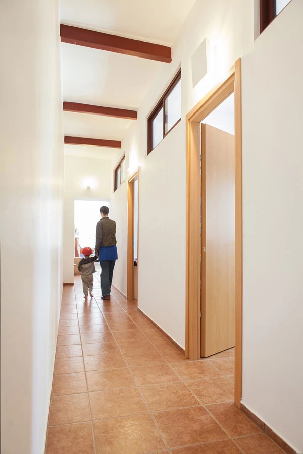 בית בגבעת עדה. בעקבות מגבלה של מגרש צר וארוך – יצרנו מסדרון אשר מדגיש את האורכיות של הבית ויוצר פרספקטיבה וזויות מבט מעניינות ודרמטיות. | צלם: אורי מרשנסקי | בוצין-דולב השמשוני אדריכלות ובינוי ערים