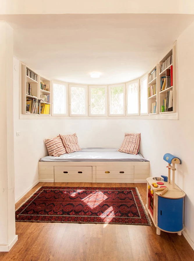 בית מתחילת שנות השלושים בפרדס חנה. ניצול יעיל ופשוט של חלל מאתגר בבית קיים. | צלם: אורי מרשנסקי | בוצין-דולב השמשוני אדריכלות ובינוי ערים