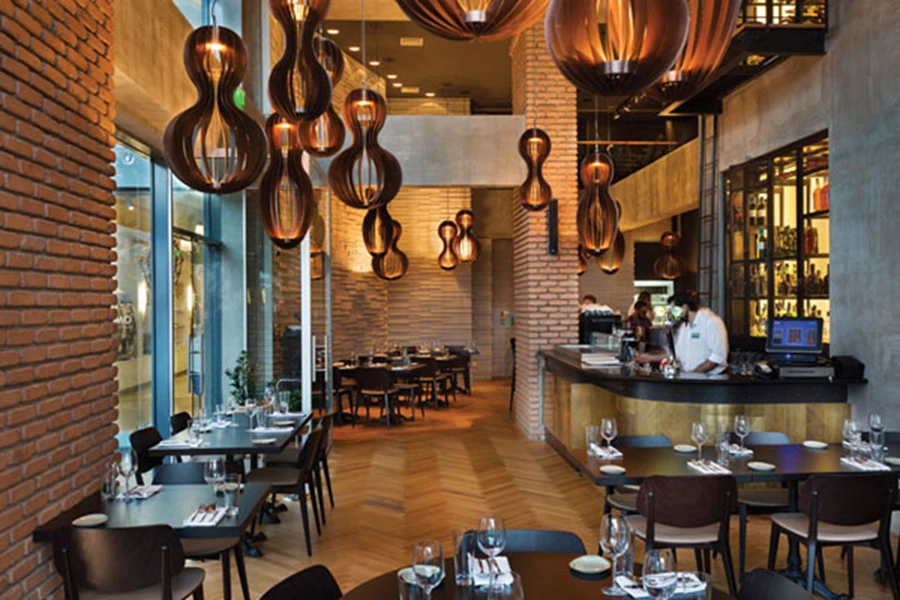 מראה אל אזור הבר והאזור הפנימי שאינו חשוף לנוף הטיילת. מארג אסתטי המשלב חומרים בסיסיים ודגש על תאורה שתוכננה ייעודית ועל אופני ההארה. פרקט בדיגום פישבון, קירות בטון, חיפוי לבנים בעיבוד מיישן וחיפוי בלוחות עץ.  גופי תאורה: דדי ישי,