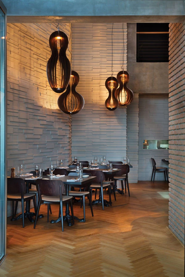 באזור הפנימי: חיפוי בלוחות עץ שמופעם התלת ממדי מתקבל ממקבצי קוביות כמו אקראיים תוך יצירת רקע לנפילות אור משתנות.