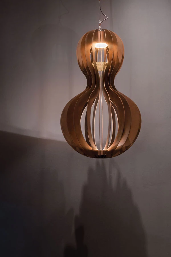 תקריב של אחד מגופי התאורה העשויים ברזל אשר בתהליך טיפול ייחודי עטה מראה של נחושת לכל דבר.