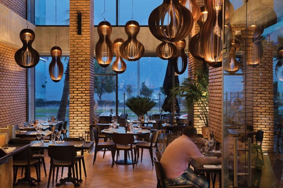 האזור הפונה לטיילת תחום בויטרינות שחושפות את נופה.