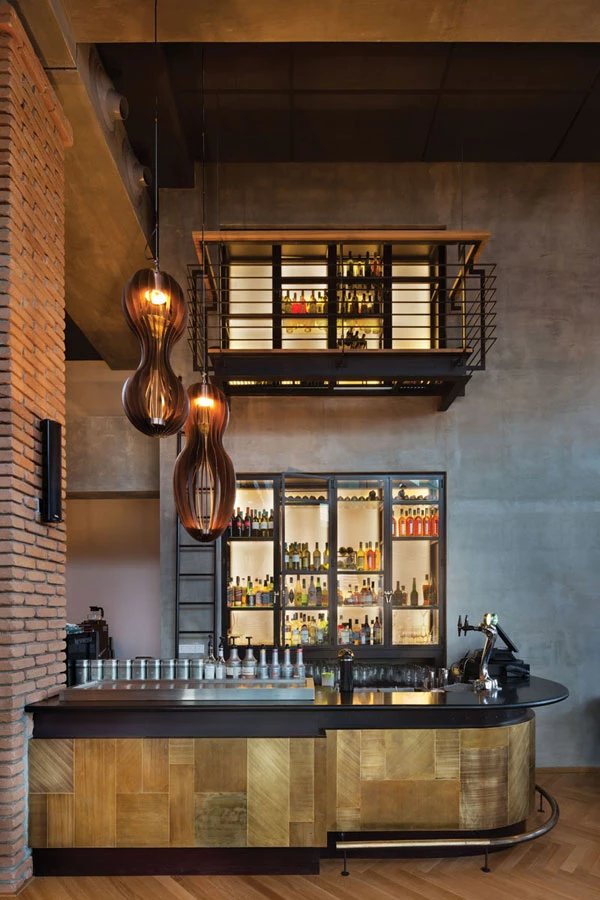 אזור הבר:  קומפוזיציה המשלבת אלמנטים מבניים, גימורים ייחודיים ותאורה לכדי