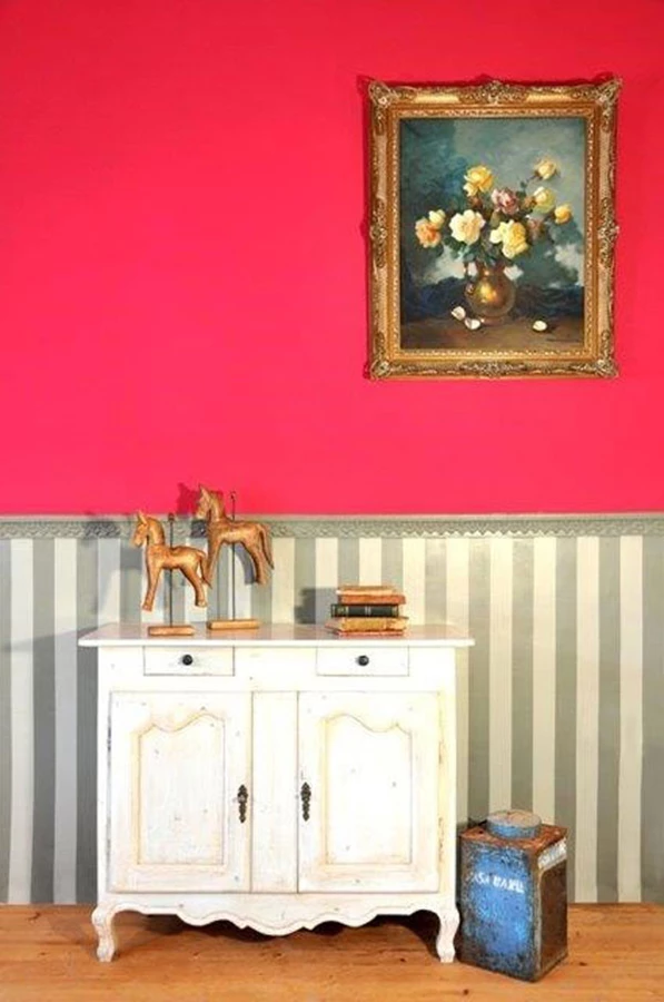 כתם צבע מעוצב המשלב בין מראה הפסים לגוון הומוגני, יוצר פינה חמימה - בתכנון יועצת הצבע הגר יואלי