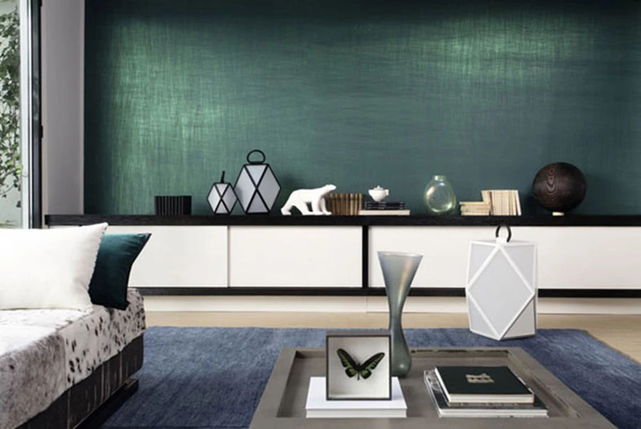 שילוב של טפט ושטיח יוצר כתמי צבע נרחבים המעניקים את הטון לחלל כולו- רנבי