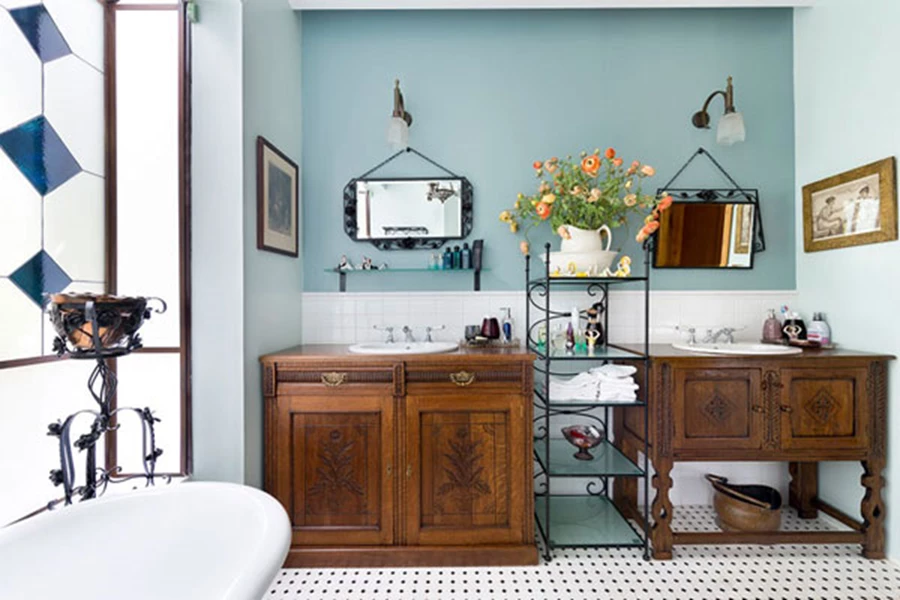 חדר אמבט בו משולבות שתי שידות שירות, לגבר ולאישה, מעל לכל שידה גוף תאורה עתיק, שתי מראות אנגליות משנות ה-20 של המאה הקודמת | צילום- יונתן בלום