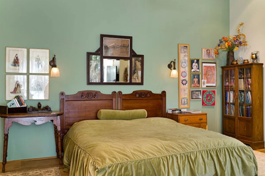 חדר שינה בו משולבים פריטים עתיקים | צילום- יונתן בלום