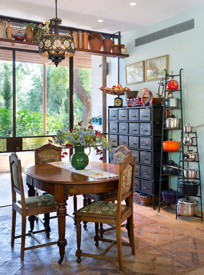 פינת אוכל בלתי פורמלית כחלק מהמטבח | צילום- יונתן בלום