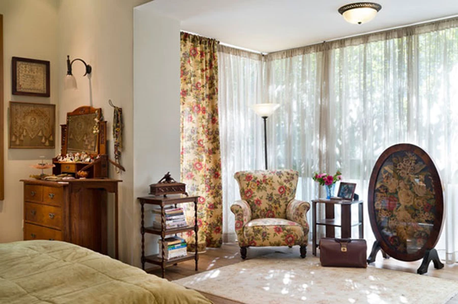 פינת-ישיבה-רומנטית-בתוך-חדר-השינה | צילום- יונתן בלום