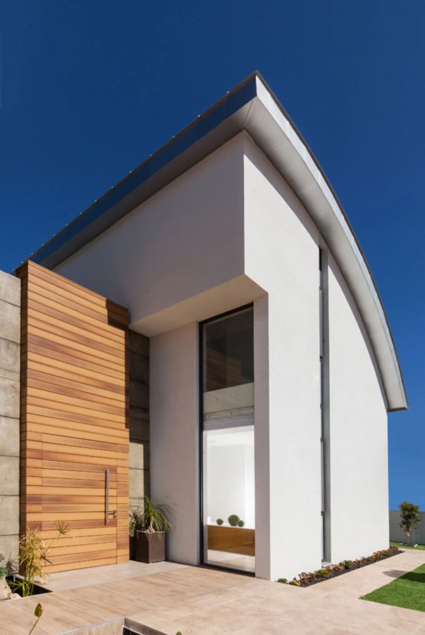 מבואת הכניסה החיצונית: שתי ויטרינות גדולות המשתלבות משני עבריה חושפות חללי פנים, וגשר שמתחתיו בריכת נוי חוצה את שטחה ו