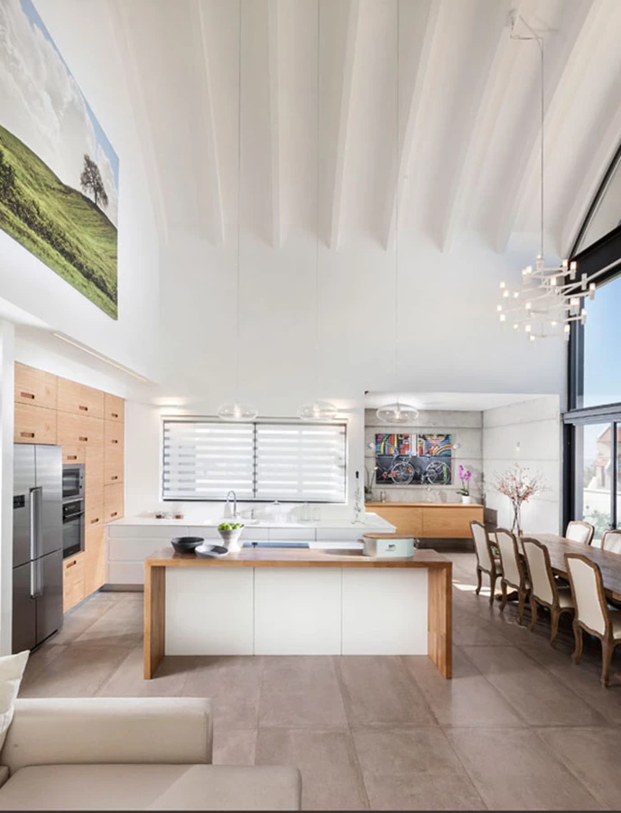 מבט מהסלון אל עבר אזורי המטבח ופינת האוכל. פינת אוכל: