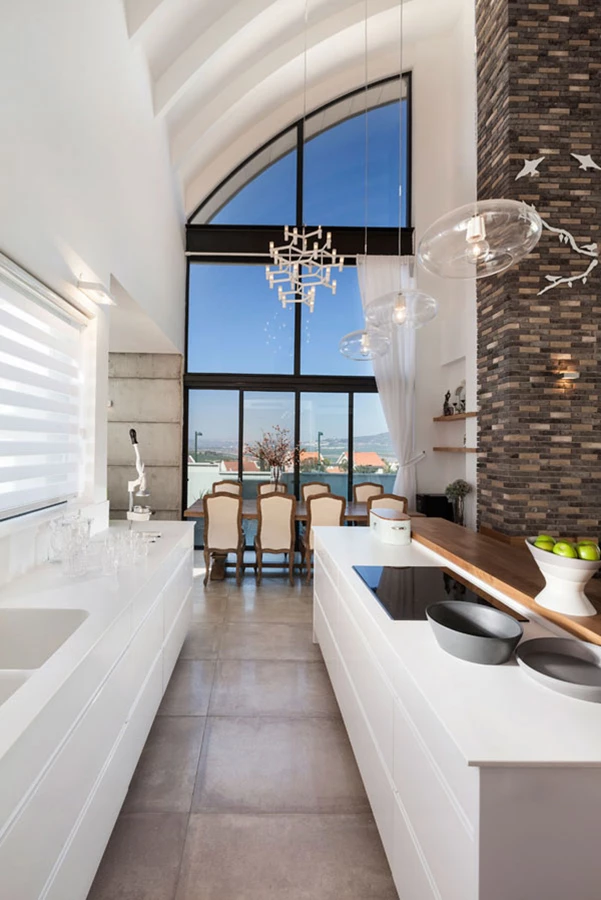 שתי יחידות אורכיות עשויות קוריאן לבן ומקבילות זו לזו מייצרות