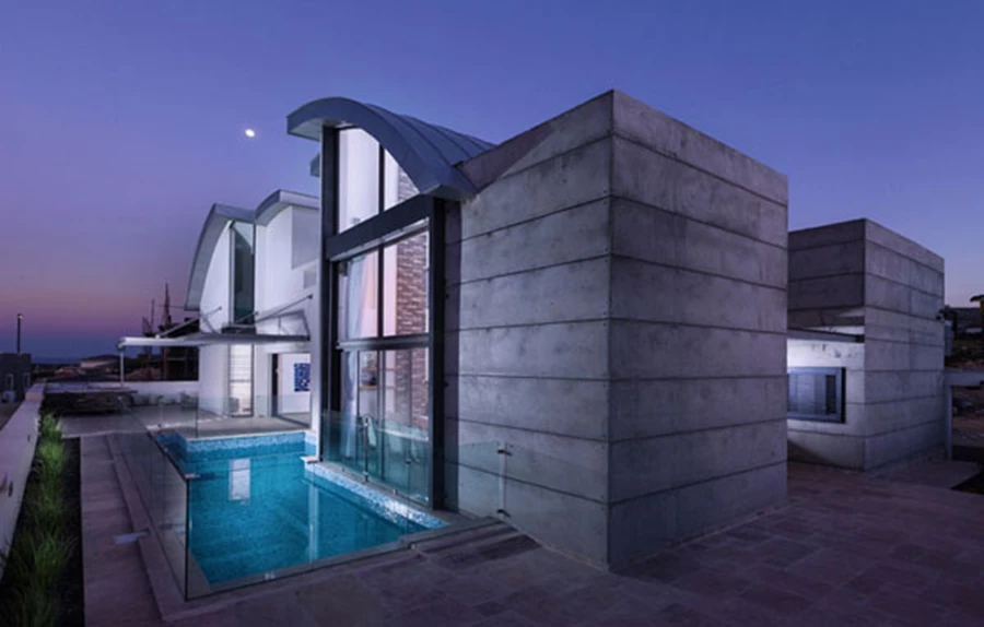 החזית האחורית, מבט מהצד שחושף את כל מרכיבי המבניות: קוביית הבטון וה